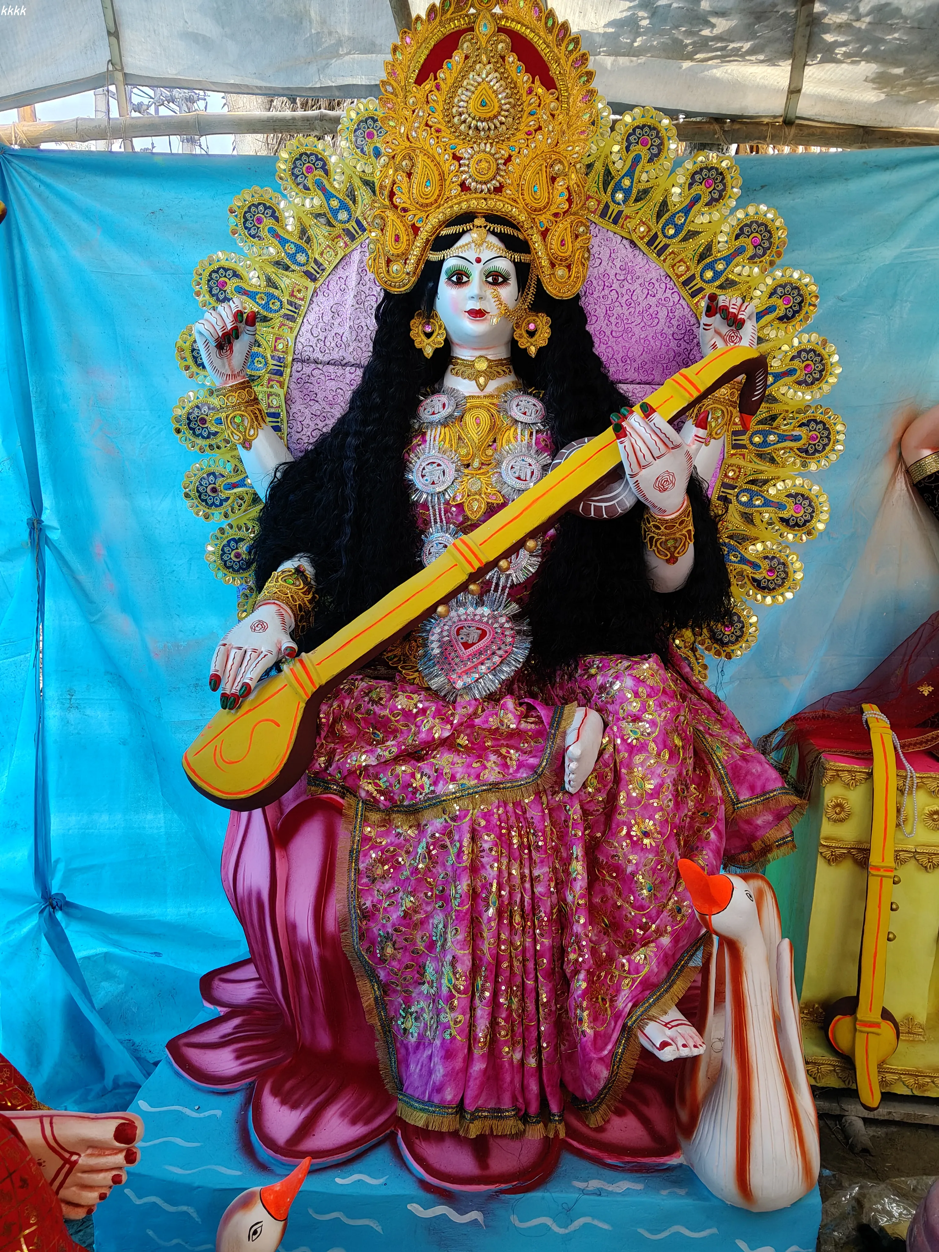 भव्य पारंपरिक मूर्ति