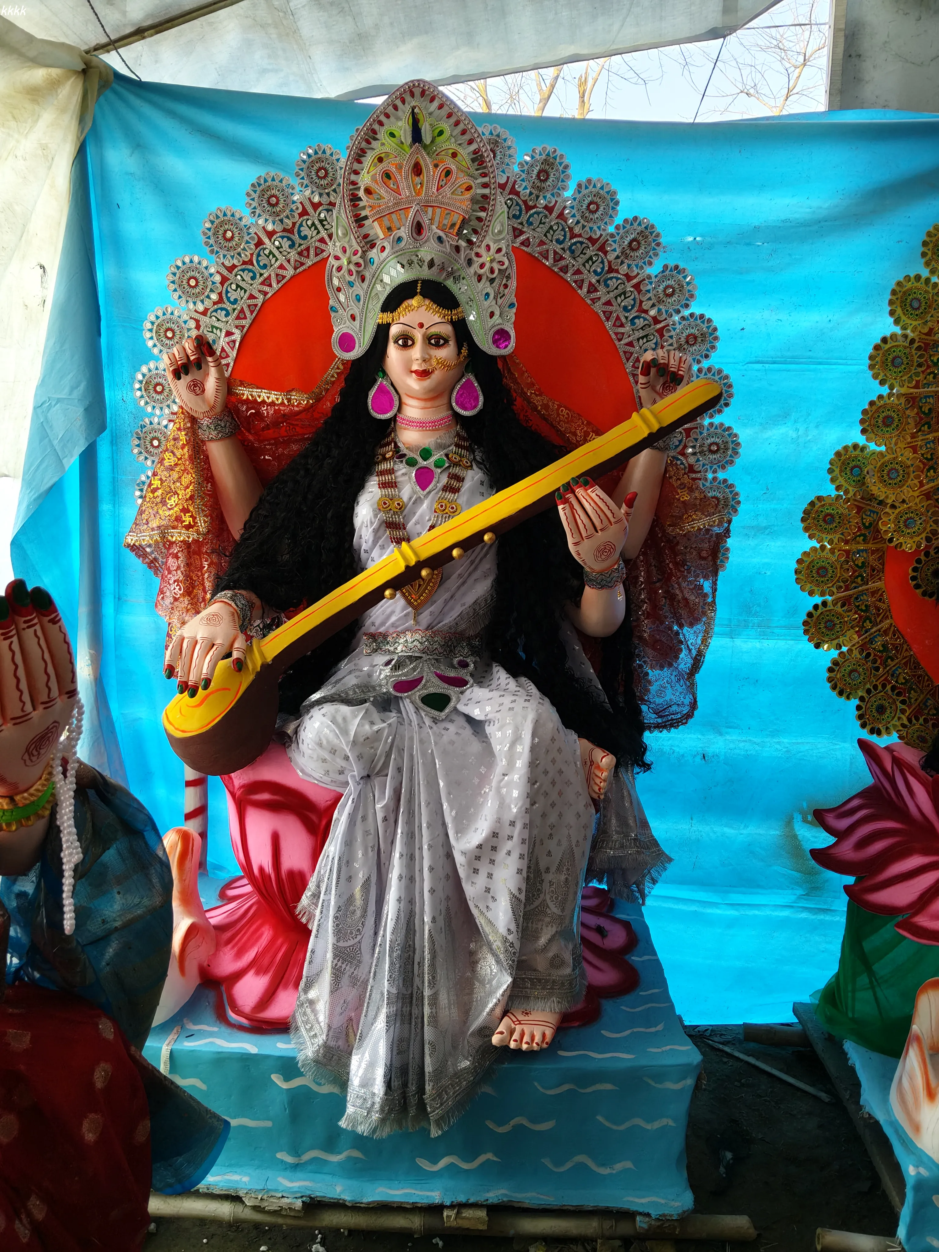 श्वेत वस्त्र सरस्वती मूर्ति